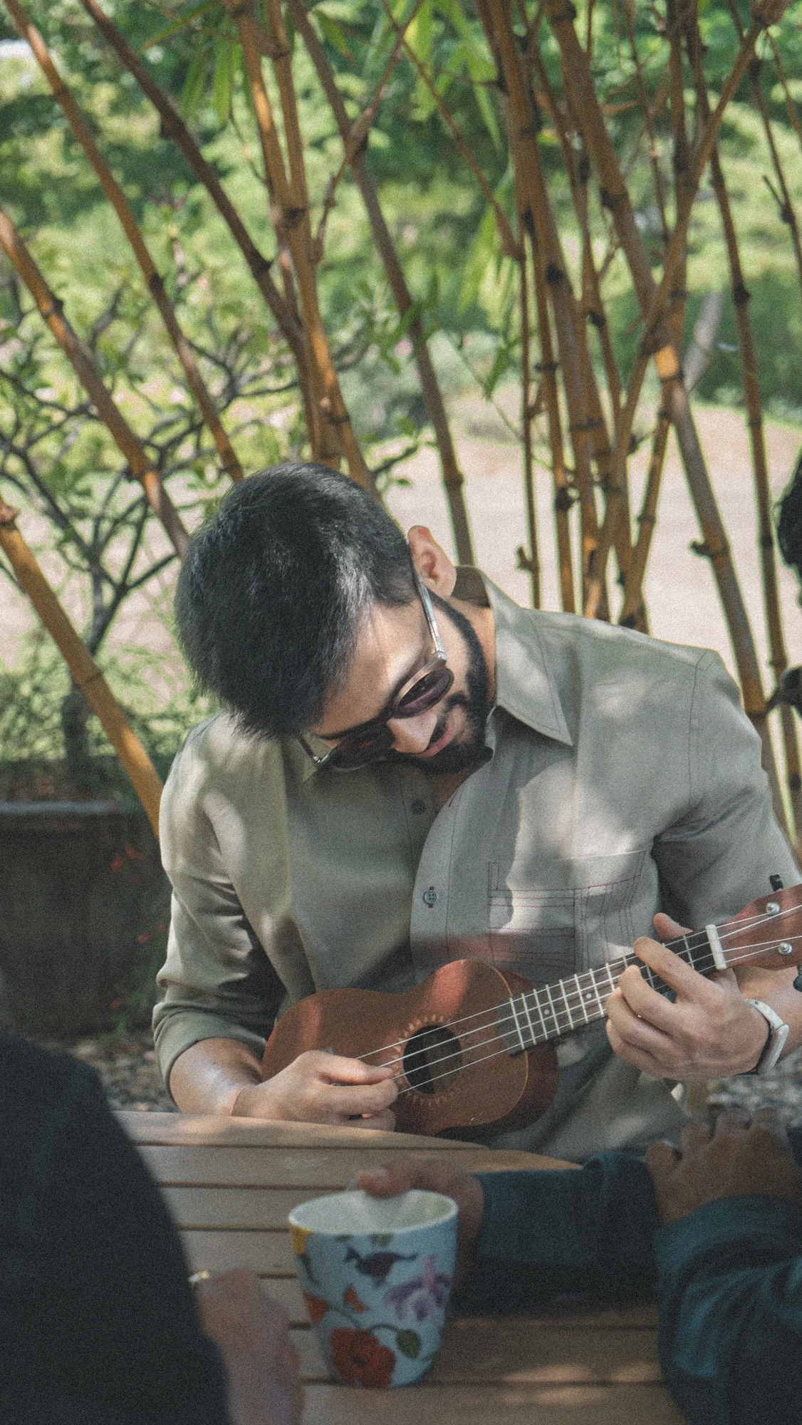 Contrast Stitch Green — field table ukulele